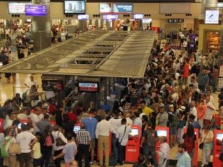 Uçağı rötar yapana 300 euro