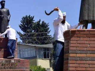 Atatürk heykeline tahra ile saldırı!