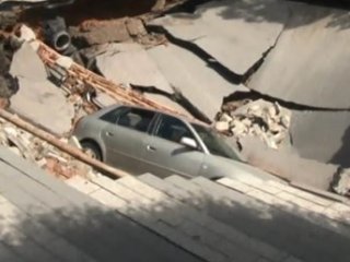 İstanbul'da şoke eden görüntü! Araç içine düştü...