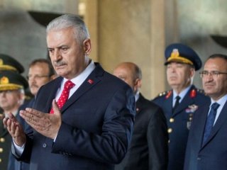 Başbakan Yıldırım Anıtkabir'de Fatiha okudu