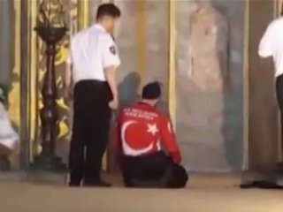 Şaşırtan protesto! Aniden namaza durdular!