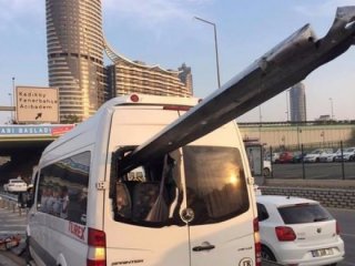 Akılalmaz kaza! Bariyer minibüse saplandı