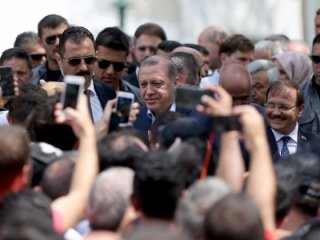Erdoğan'ı gören telefona sarıldı!