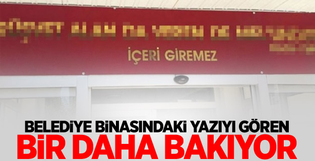 Belediye binasındaki yazıyı gören bir daha bakıyor