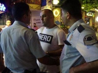 'Hero' yazılı tişört giyen şahıs gözaltına alındı!