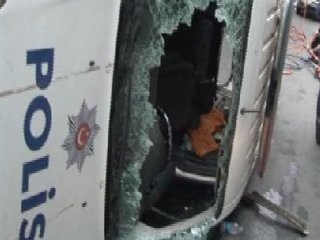 Ataşehir'de polis aracı devrildi!