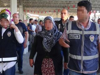 Pazarda sebze satarken gözaltına alındı