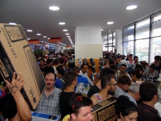 Teknoloji market açılışında indirim izdihamı