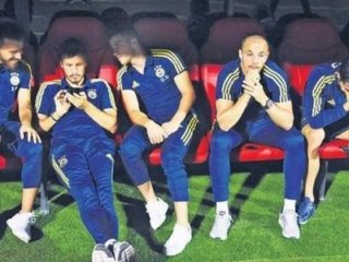 Fenerbahçe yedek kulübesinde şok görüntü!