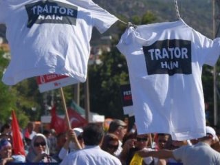 FETÖ'cü hain protesto edilmekten rahatsız olmuş