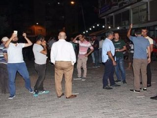 İki genç kavga etti! Bir ilçe sokağa döküldü