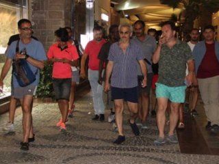 Koruma ordusuyla Bodrum sokaklarında gezdi!