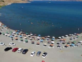 Hazar Gölü, Akdeniz ve Ege sahillerini aratmıyor
