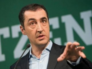 Türk düşmanı Cem Özdemir kaşıdıkça kaşıyor!