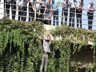Köprüden atladı, telefondan canlı yayınladılar
