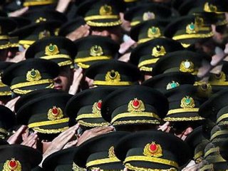 İğrençlikte sınır tanımıyorlar! Albaylar yemek artıkları için yarışmış