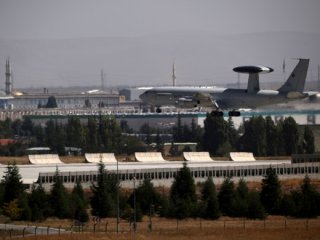 Alman milletvekilleri Konya'daki NATO üssüne indi