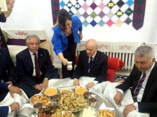 Devlet Bahçeli yer sofrasında