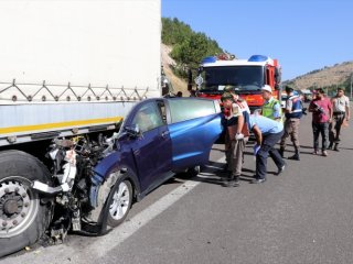 Otomobil 170 km hızla TIR'a çarptı! 5 ölü