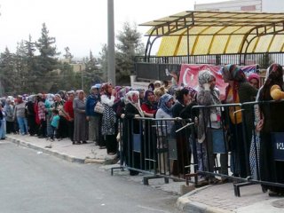 Polis güvenlik önemlerini artırdı! Yüzlerce kişi akın etti
