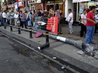 Akılalmaz olay! Kafalarına düştü