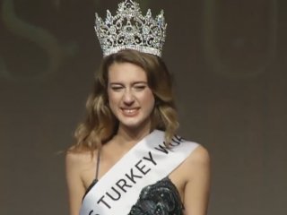 Türkiye güzeli seçilen Itır Esen'in tacı geri alındı