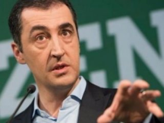 Vatan haini Özdemir'e bakın hangi ülke ödül verdi!