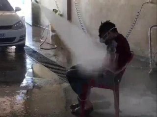 İşçiye tazyikli suyla işkence! Utanmadan paylaştı
