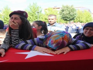 Babasının beresini taktı! Şehit kızı yürekleri dağladı