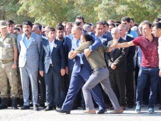 Şehit cenazesinde yürek burkan görüntü
