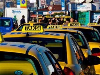 Taksici terörü! Erkek taksiciler toplanıp kadın taksiciyi darp etti