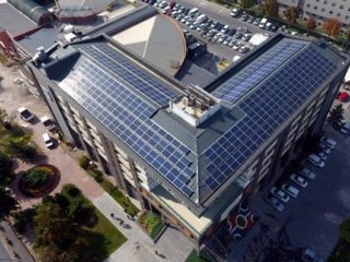 Elektriğini güneşten alan belediye binası