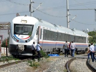 Tren raylarına yatarak intihar etti