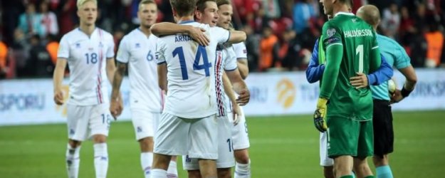 İzlandalılar Dünya Kupası biletini kutluyor