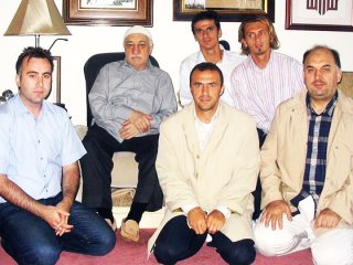 Şaşırtan iki isim! FETÖ elebaşı ile aynı karede...
