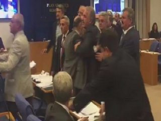 Komisyonda iki vekil birbirine girdi!
