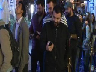 iPhone 8 İstanbul'da satışa çıktı! İnsanlar kuyruk oldu...