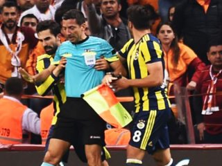 Derbide olay! Yan hakem yere yığıldı!