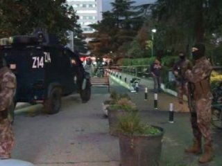Hastane önünde silahlı çatışma! Yaralılar var!