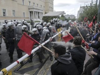 Yunanistan'da polislerden göstericilere sert müdahale