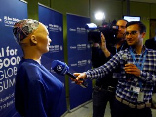 Robot Sophia: Bana iyi davranırsanız ben de iyi davranırım