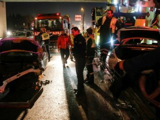 Araç metrobüs yoluna girdi! Yaralılar var