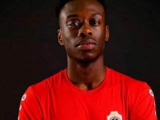 17'lik futbolcu kalbine yenik düştü!
