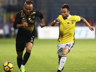 Fenerbahçe 'bir bir' eriyor