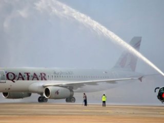 Katar uçağı 'su takı' ile karşılandı