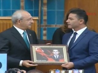 Kılıçdaroğlu Yarbay Mehmet Alkan'a rozet taktı