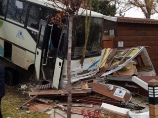 Kadınlar tuvaletine midibüs çarptı!