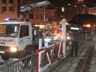 Karaköy'de araç tramvay durağına girdi!