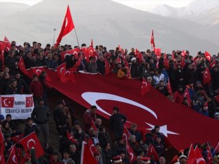 20 bin asker, polis, vatandaş yürüyüşe geçti