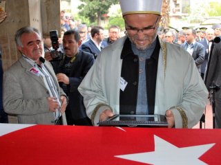 Gözünü kırpmadan bombanın üzerine atladı!